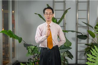 73岁「无花和尚」关聪復出拍戏！相伴30多年女友首曝光