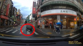 驚！小貨車過彎「放陷阱」 瓦斯罐掉落竟揚長而去