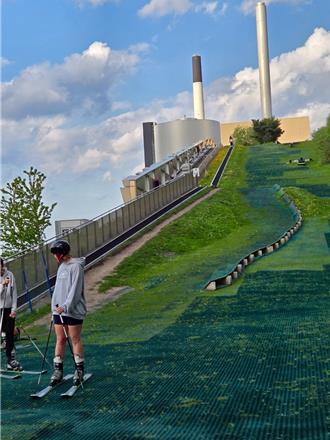 南投力推垃圾再生能源中心 带团参访能滑草攀岩的焚化厂