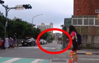 影》恐怖瞬間！轎車呼嘯衝2路口撞飛學童 接送家長目擊驚魂