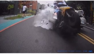影》奪命視角！轎車疾駛而來「連撞3機車」 過馬路學生也噴飛