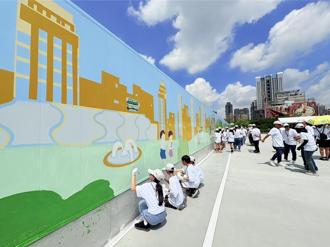 中市府攜手聯聚號召200位學童彩繪 世界級圖書館工程圍籬變身城市畫廊