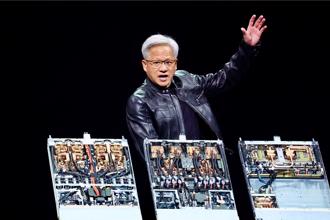 黃仁勳左批美政府對中禁令 右讚川普中東行提升美科技領導地位
