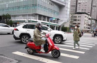 行人闖紅燈？不讓行人挨罰6千 駕駛辯「綠燈」慘被打臉！