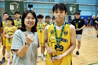 U19篮球联盟》用篮板成为球队闪亮的明星 小将无私助队夺冠