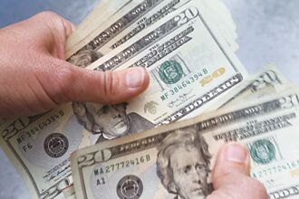 美信評降級 貝森特：落後指標