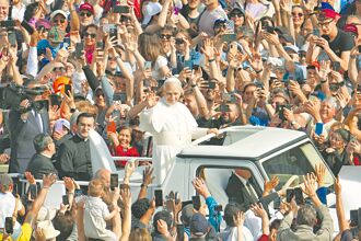 良十四世就職 籲結束戰爭