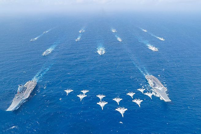 國防部今（19）日公布最新共軍動態，自5月18日早上6時至5月19日早上6時止，中共解放軍在台海周邊持續進行海、空活動。國軍偵獲共機21架次，另有共艦8艘及中方公務船3艘在海域活動。（示意圖／新華社）