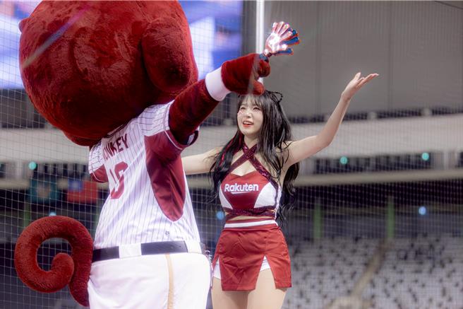 廉世彬跟「猿气」互动。（乐天桃猿提供）