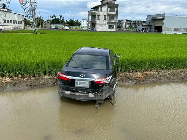 2辆轿车开到该路口时疑似未煞车而相撞，黑车失控衝入路旁农田沟渠里，溅出一片大水花。（警方提供／吴佩蓉宜兰传真）