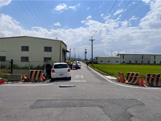 2辆轿车开到该路口时疑似未煞车而相撞，黑车失控衝入路旁农田沟渠里，溅出一片大水花。（警方提供／吴佩蓉宜兰传真）