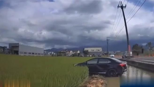 2辆轿车开到该路口时疑似未煞车而相撞，黑车失控衝入路旁农田沟渠里，溅出一片大水花。（警方提供／吴佩蓉宜兰传真）