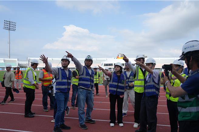 虎尾高鐵運動園區進度超前即將完工，雲林縣長張麗善（前排左三）今前往督導及打氣 。（周麗蘭攝）    