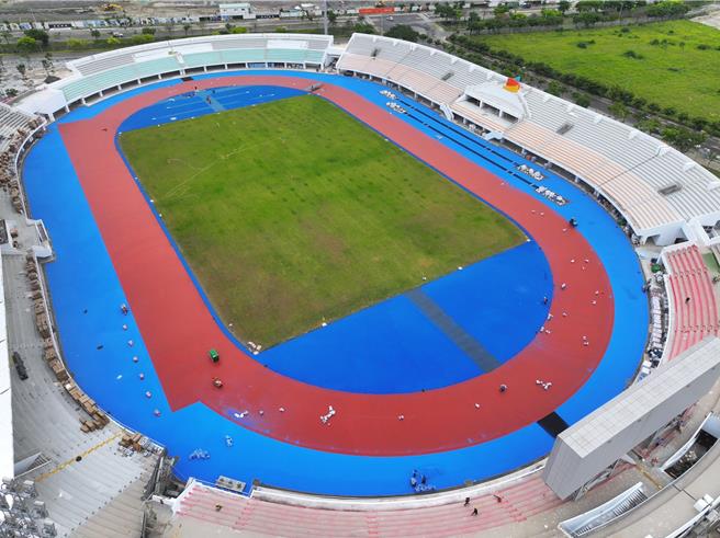 造價14億的虎尾高鐵運動園區、外加6億元地下停車場，目前進度已達85％，超前10％，景觀工程也大致完成，預計8月1日作為縣運比賽場地進行壓力測試。（雲林縣府提供）