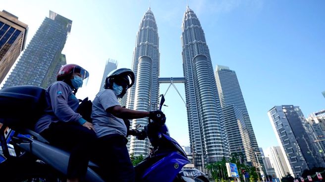 馬來西亞首都吉隆坡雙子星塔周邊的新成屋，一坪約落在50萬台幣左右，與高雄美術館區或鹽埕區的新案房價相當。（圖／美聯社）