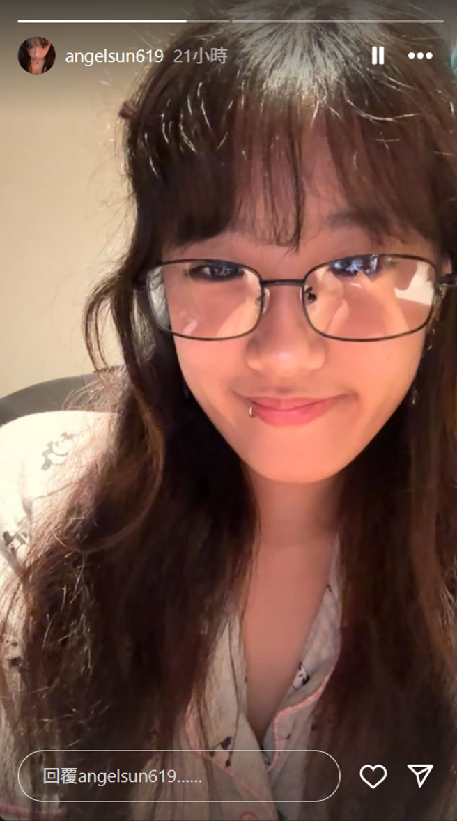 梧桐妹深夜曬出睡衣私房照，萌樣被看光。（圖／翻攝自IG@angelsun619）