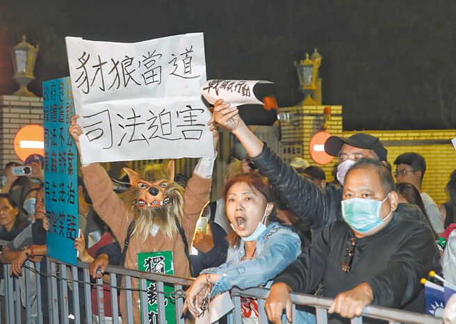 检调侦办大罢免「死亡连署」涉偽造文书案，国民党支持者聚集在北检外，高喊口号抗议。（本报资料照片）