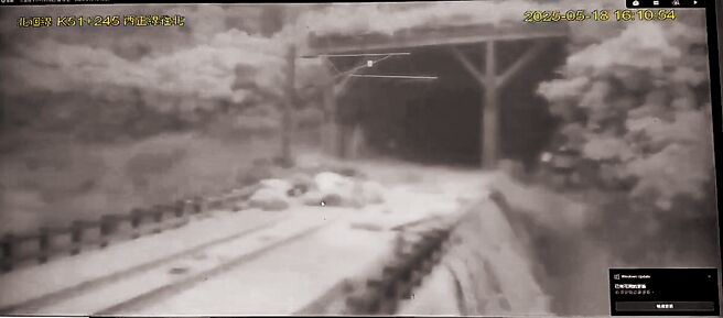 暴雨导致台铁崇德至和仁双向中断，台铁监视器拍下土石淹过铁轨画面。（民眾提供／罗亦晽花莲传真）