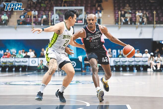 云豹洋将克罗马（右）18日完成17分、15助攻与11篮板的大三元。（TPBL提供）