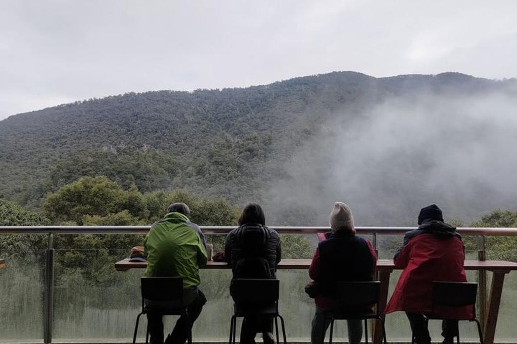 遊客中心可坐看山景。（圖／林業保育署新竹分署）