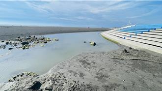 台中大安海域「滿布鐵釘」 多名遊客戲水慘濺血