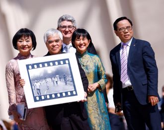 誰才是真正攝影師？《燒夷彈女孩》作者遭質疑「暫停署名」