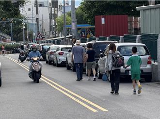 南投國小周邊遭霸佔停車  師生被迫與車爭道   民眾斥：行人地獄