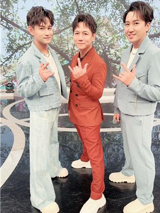 存款見底僅剩100元！男歌手典當手錶度日