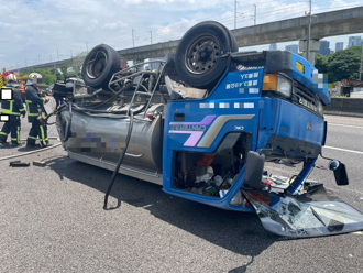 国1爆胎翻车！油罐车「左后轮炸裂」侧翻 柴油险外泄