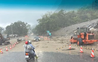 台9線蘇花崇德段又見土石流！ 施工單位冒險搶修中