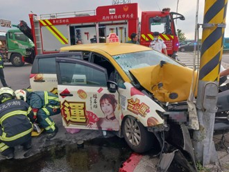 快訊》北市兒童樂園外嚴重車禍！ 小黃自撞電桿2人一度受困