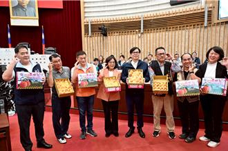 陳其邁、康裕成化身推銷員 那瑪夏水蜜桃引爆搶購