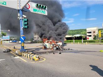驚險！台中清水轎車自撞分隔島起火 駕駛與乘客及時逃生