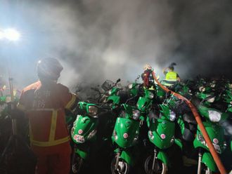 快訊》新店青潭郵局戶外停車場大火！ 101輛電動機車全燒毀