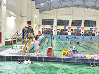 桃園 市立泳池手動計秒將掰掰