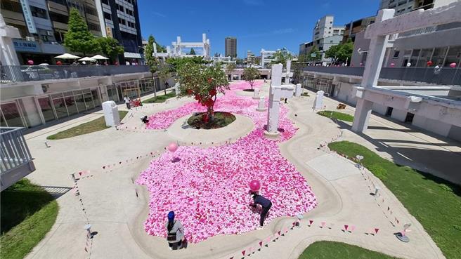 河樂廣場「520愛情許願池」挨批像福壽螺卵、不環保，但也有網友直呼浪漫。（本報資料照片）