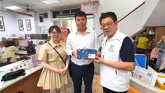 台東縣民政處長林宏義（右）致贈新人對杯組，盼他們喝茶談心、相守一輩子。（民眾提供／蕭嘉蕙台東傳真）
