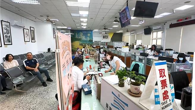 2025年5月20日諧音「愛你愛我，我愛你」，台東市戶政事務所喜迎新人登記結婚。（民眾提供／蕭嘉蕙台東傳真）