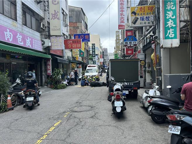 停放路边的小货车突开车门，致使许男闪避不及撞上车门重摔倒地。（警方提供／叶静美彰化传真）