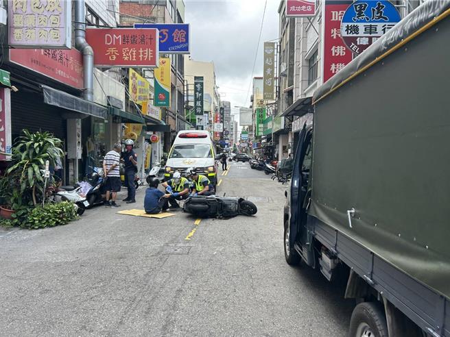 停放路边的小货车突开车门，致使许男闪避不及撞上车门重摔倒地。（警方提供／叶静美彰化传真）