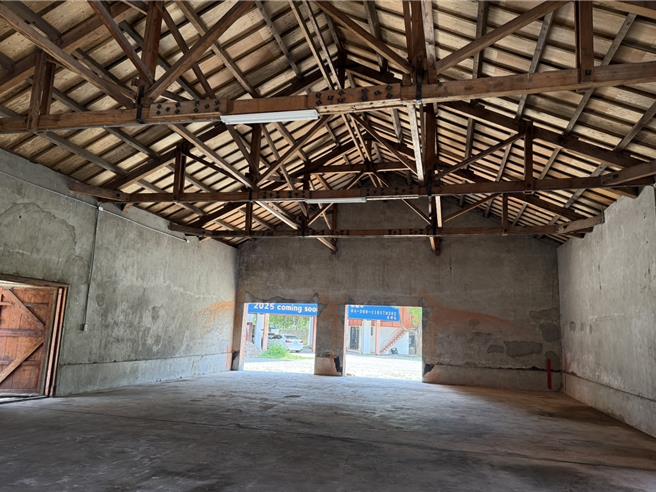 超過60年歷史的4棟砂糖倉庫完成屋頂修繕。（李京昇攝）