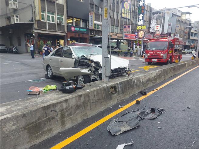 警方在现场採证发现余翁车上有处方签药物，研判余翁有慢性疾病，在余翁太太同意下到医院对其太太制作笔录，太太也证实余翁有慢性疾病，并与警方一同返回家中採证。（资料照）