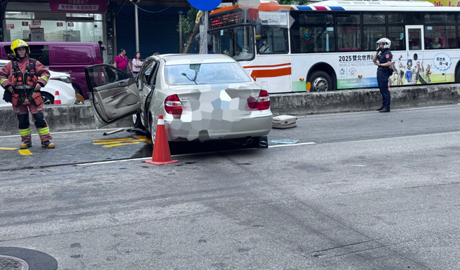 78歲余姓老翁撞到分隔島才停下。（蕭宥彤翻攝）