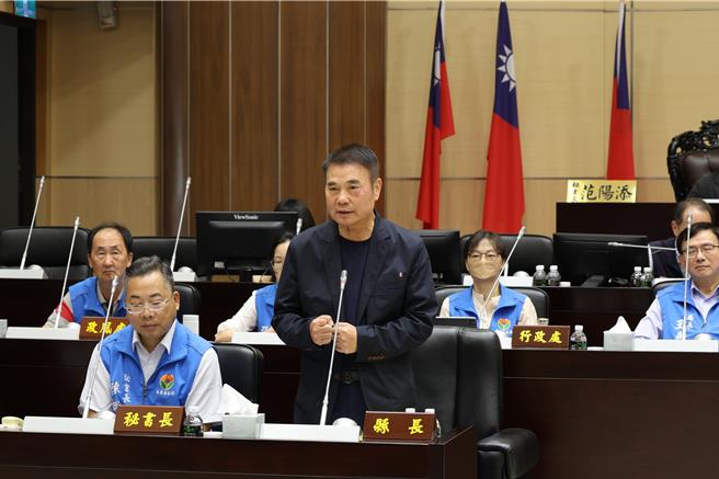 民進黨籍縣議員翁杰在20日議會總質詢中提議，是否可以將通霄海水浴場，改成海洋運動公園？苗栗縣鍾東錦答詢表示可行。（謝明俊攝）