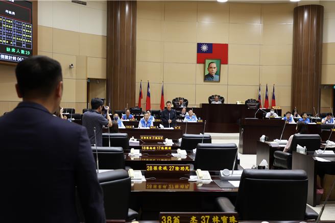 民進黨籍縣議員翁杰在20日議會總質詢中提議，是否可以將通霄海水浴場，改成海洋運動公園？苗栗縣鍾東錦答詢表示可行。（謝明俊攝）