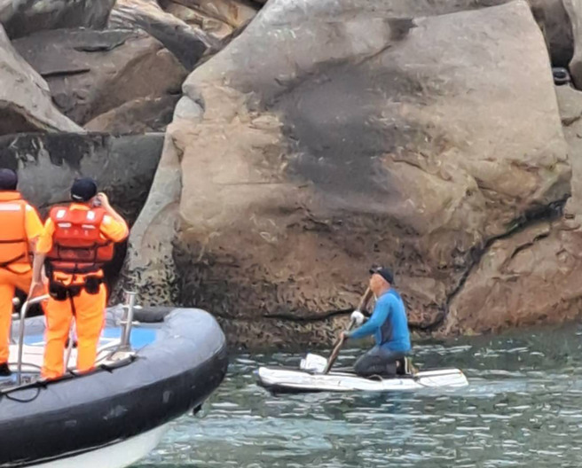 2陆男划保丽龙板抢滩二胆，遭守备队阻绝在案际，由海巡队员逮捕。(海巡署提供)