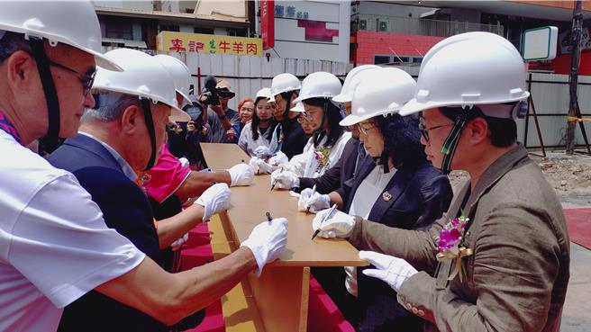 苑里镇公所20日上午举办苑里市场新建工程上梁及歷史建筑修復工程动土典礼。（吕丽甄摄）