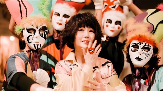 周思潔拍攝畫面中她在鳥籠中起舞，象徵她活躍於秀場表演，但內心仍受母親價值觀牽制。（萊格悠國際文化提供）