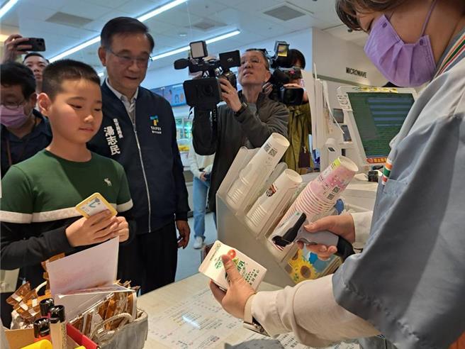 台北市「鮮奶周報生生喝鮮奶」自4月上路，教育局預計新學期9月起開始納入3.3萬名在家自學或未上幼兒園的學童。（温予菱攝）
