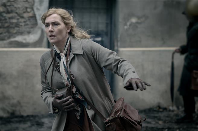 為了詮釋黎米勒,凱特溫絲蕾親自學習膠卷相機的操作。(采昌提供)